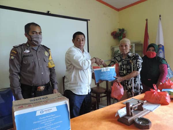 BUMDes Sungai Ringin Sejahtera Salurkan Bantuan Paket Sembako Bank Indonesia 1