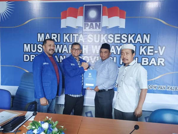 Bakal Calon Bupati Bengkayang, Martinus Kajot saat menerima rekomendasi dukungan dari Partai Amanat Nasional