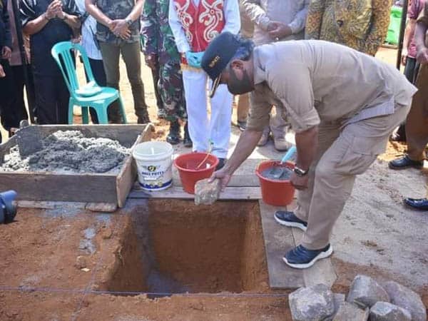 Bupati Martin Letakkan Batu Pertama Pembangunan Masjid Sultan Zainudin 1