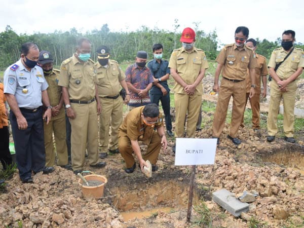 Bupati Rupinus Letakkan Batu Pertama Pembangunan Kantor Desa Rawak Hilir 1