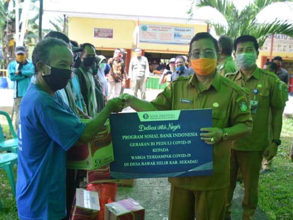 Bupati Rupinus Salurkan Bantuan Sembako Bank Indonesia ke 100 Warga Penerima Manfaat di Desa Rawak Hilir 1