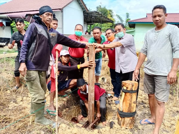 Bupati Sekadau Lakukan Penancapan Tiang Pertama Pembangunan Steleng Dusun Senuruk 1