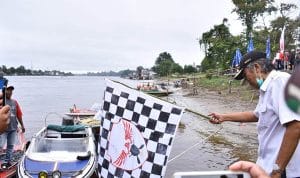 Bupati Sintang, Jarot Winarno saat membuka turnamen race boat