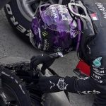 Dalam Kondisi Ban yang Hancur dan Nyaris Lepas, Lewis Hamilton Menang