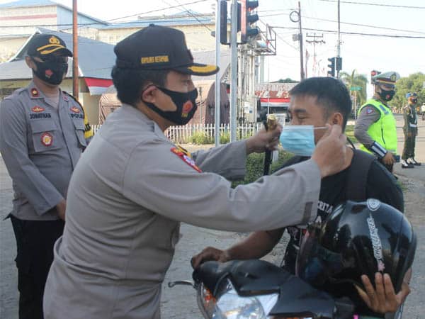 Turun ke Jalan, Kapolres Ketapang Pimpin Gerakan Wajib Pakai Masker 1