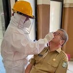 Kepala Dinas Kesehatan Kalbar, Harisson saat menjalani pemeriksaan swab