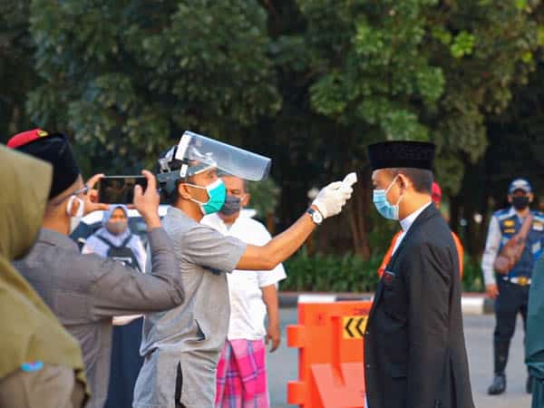 Wali Kota Pontianak, Edi Rusdi Kamtono menjalani pemeriksaan suhu tubuh saat hendak melaksanakan Salat Idul Adha 1441 Hijriah lalu di depan Kantor Wali Kota Pontianak