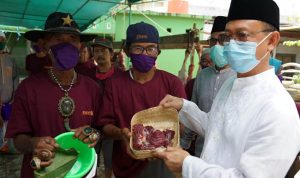 Wali Kota Apresiasi Panitia Gunakan Besek Untuk Wadah Daging Kurban 4