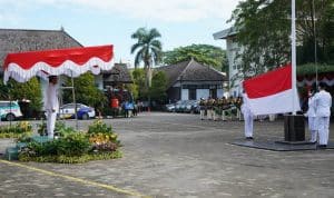 Wali Kota Pontianak, Edi Rusdi Kamtono saat memimpin upacara HUT ke-75 Kemerdekaan Republik Indonesia