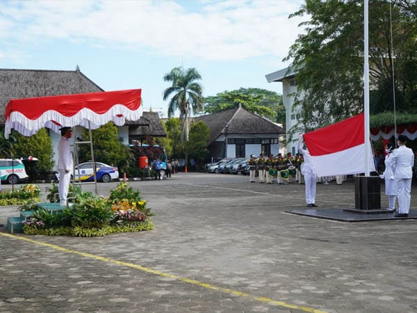 Wali Kota Pontianak, Edi Rusdi Kamtono saat memimpin upacara HUT ke-75 Kemerdekaan Republik Indonesia