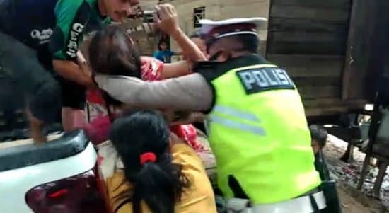 Aksi Heroik Anggota Satlantas Polres Melawi Evakuasi Ibu Melahirkan ke Rumah Sakit 1