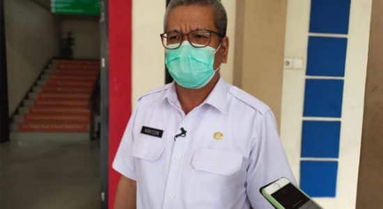 Kepala Dinas Kesehatan Provinsi Kalbar, Harisson saat diwawancarai wartawan terkait perkembangan kasus Covid-19 di Kalbar