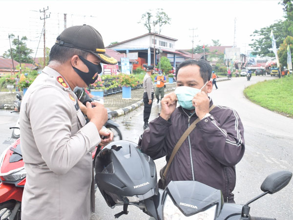 Polres Sekadau Bagikan Ribuan Masker Serentak Sekaligus Kampanyekan Jaga Jarak 1