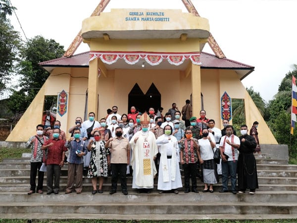 Wabup Aloysius dan Uskup Keuskupan Sanggau Resmikan Gereja Katolik Santa Maria Goreti Kenolan 1