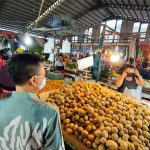 Wali Kota Pontianak, Edi Rusdi Kamtono saat memantau kepatuhan masyarakat terhadap protokol kesehatan di Pasar Flamboyan Pontianak