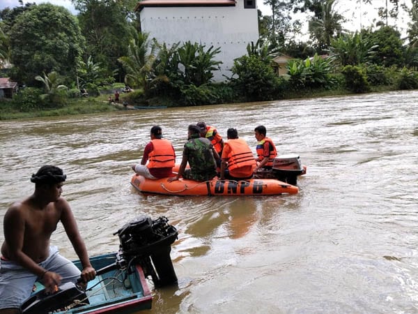 Aparat Gabungan Bersama Warga Cari Korban Tenggelam di Sungai Sekadau 1