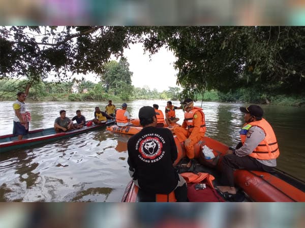 Hari Ketiga Pencarian Bocah 5 Tahun yang Tenggelam di Sungai Sekadau 1