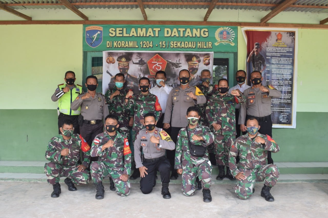 Polres Sekadau Beri Kejutan ke Koramil Sekadau Hilir di Peringatan HUT ke-75 TNI 3