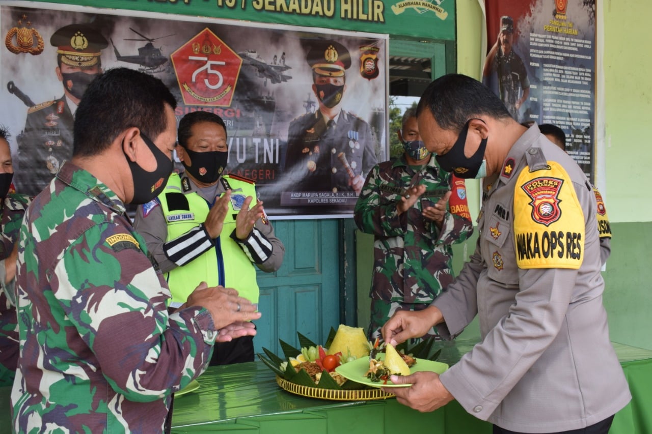 Polres Sekadau Beri Kejutan ke Koramil Sekadau Hilir di Peringatan HUT ke-75 TNI 2