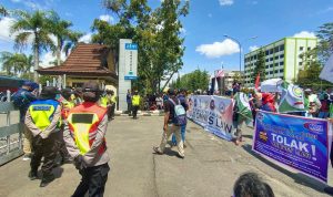 Aliansi Buruh Kalbar demo tolak Omnibus Law Cipta Kerja di DPRD Kalbar