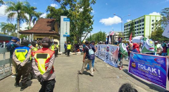 Aliansi Buruh Kalbar demo tolak Omnibus Law Cipta Kerja di DPRD Kalbar