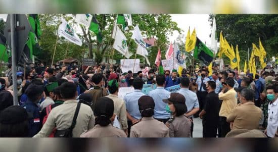 Mahasiswa Demo Tolak Omnibus Law Cipta Kerja di Gedung DPRD Ketapang 1