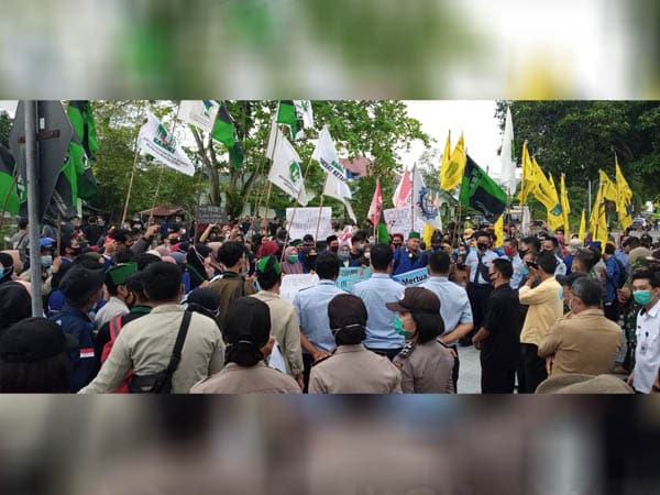 Mahasiswa Demo Tolak Omnibus Law Cipta Kerja di Gedung DPRD Ketapang 1