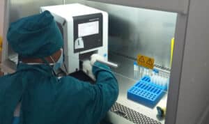 Peringati Hari Dokter Nasional, PT WHW Gelar Tes Usap PCR TCM Gratis ke Puluhan Tenaga Medis RSUD Agoesdjam Ketapang 7