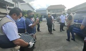 Pihak kepolisian saat melakukan penggeledahan kantor PT Batu Alam Berkah