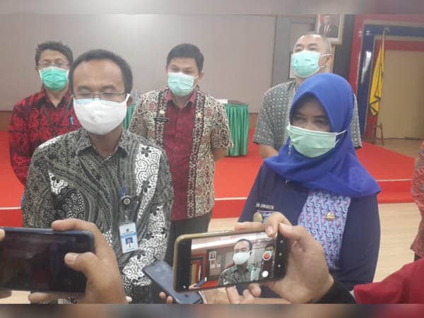 Pjs Bupati Sekadau, Sri Jumiadatin dan Kakanwil DJPb Kalbar, Edih Mulyadi saat diwawancarai wartawan di Sekadau