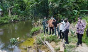 Plt Bupati Ketapang Tinjau Kerusakan Fasilitas Umum Akibat Terjangan Banjir 6