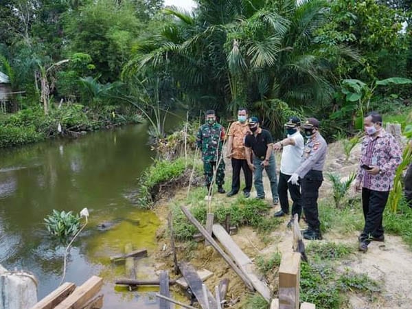 Plt Bupati Ketapang Tinjau Kerusakan Fasilitas Umum Akibat Terjangan Banjir 1