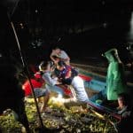 Tim gabungan saat mengevakuasi jasad bocah lima tahun yang tenggelam di Sungai Sekadau