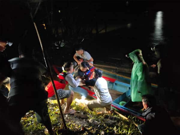 Tim gabungan saat mengevakuasi jasad bocah lima tahun yang tenggelam di Sungai Sekadau