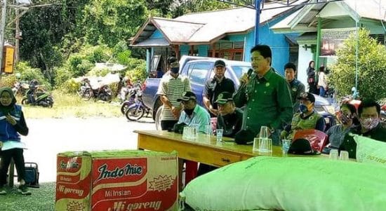 Wakil Bupati Kapuas Hulu Serahkan Bantuan untuk Korban Kebakaran Rumah Betang Sayut 3