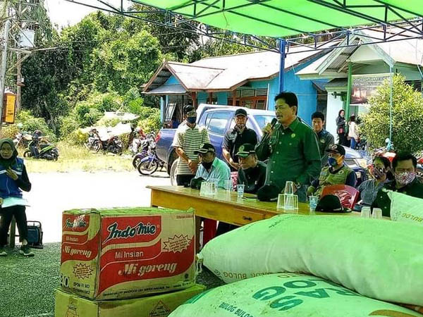 Wakil Bupati Kapuas Hulu Serahkan Bantuan untuk Korban Kebakaran Rumah Betang Sayut 1
