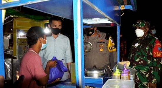 Bupati Sis Monitoring Jam Malam PPKM Sekaligus Beri Bantuan ke Pedagang Kecil di Putussibau
