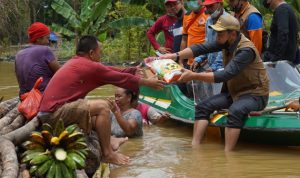 Bupati Sis Tinjau Banjir Sekaligus Berikan Bantuan di Putussibau Selatan