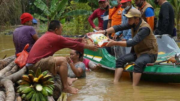 Bupati Sis Tinjau Banjir Sekaligus Berikan Bantuan di Putussibau Selatan