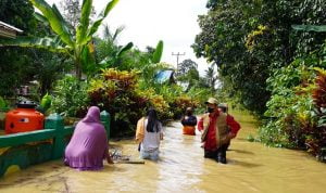 Bupati Sis Turun Langsung ke Sejumlah Desa yang Terendam Banjir di Putussibau
