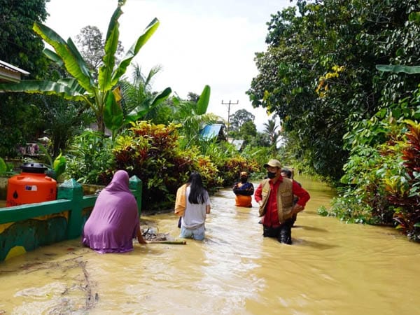 Bupati Sis Turun Langsung ke Sejumlah Desa yang Terendam Banjir di Putussibau