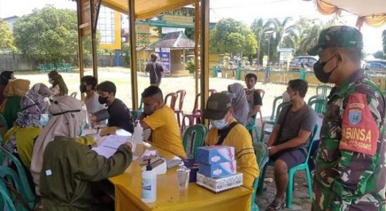 Dandim 1203/Ktp Tinjau Pelaksanaan Serbuan Vaksinasi di Keraton Matan Tanjungpura