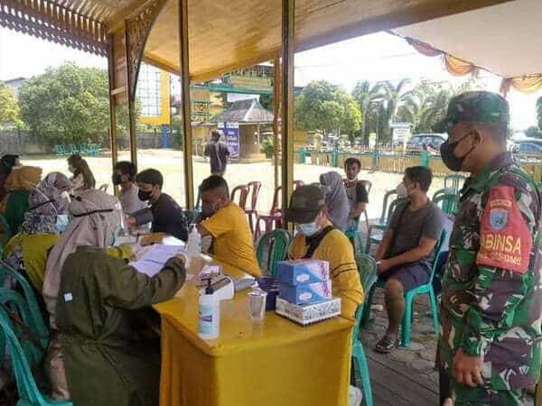 Dandim 1203/Ktp Tinjau Pelaksanaan Serbuan Vaksinasi di Keraton Matan Tanjungpura