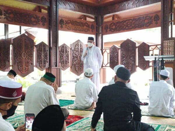 Gubernur Kalimantan Barat, Sutarmidji memberikan sambutannya usai Salat Ied Idul Fitri di Pendopo Gubernur Kalbar