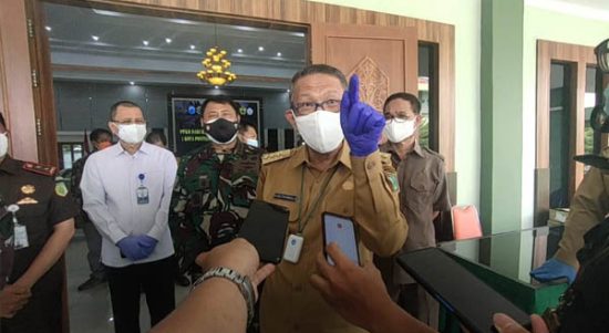 Gubernur Kalimantan Barat Sutarmidji saat diwawancarai wartawan usai rakor pelaksanaan PPKM Darurat di wilayah Kalbar bersama forkopimda Kalbar di Makodam XII Tanjungpura