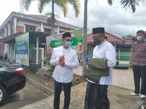 Momen Gubernur Kalbar, Sutarmidji dan Wali Kota Pontianak, Edi Rusdi Kamtono berbincang usai menunaikan Salat Jumat berjamaah