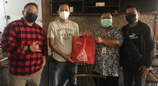 Alfamart Peduli: 500 Paket Bantuan untuk Warga Kalbar Terdampak PPKM