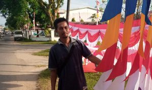 Pedagang Bendera Merah Putih Mulai Ramai di Ketapang Jelang HUT ke-76 RI
