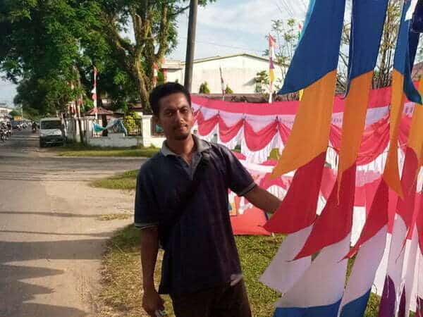 Pedagang Bendera Merah Putih Mulai Ramai di Ketapang Jelang HUT ke-76 RI