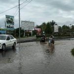 Drainase Tak Tersedia Picu Kerusakan Jalan Poros Kota Nanga Pinoh